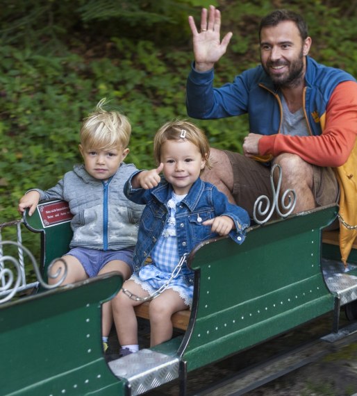 Ein Riesenspaß für ganz kleine Kinder beim Ausflug in den Märchenpark Ruhpolding: die bayerische Bockerlbahn., © Freizeitpark Ruhpolding