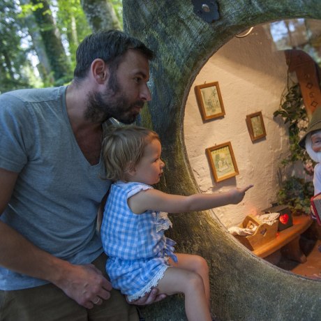 Der Märchenpark Ruhpolding mit seiner Märchenwelt ist ein beliebter Ausflug für Kindergarten-Kinder.
