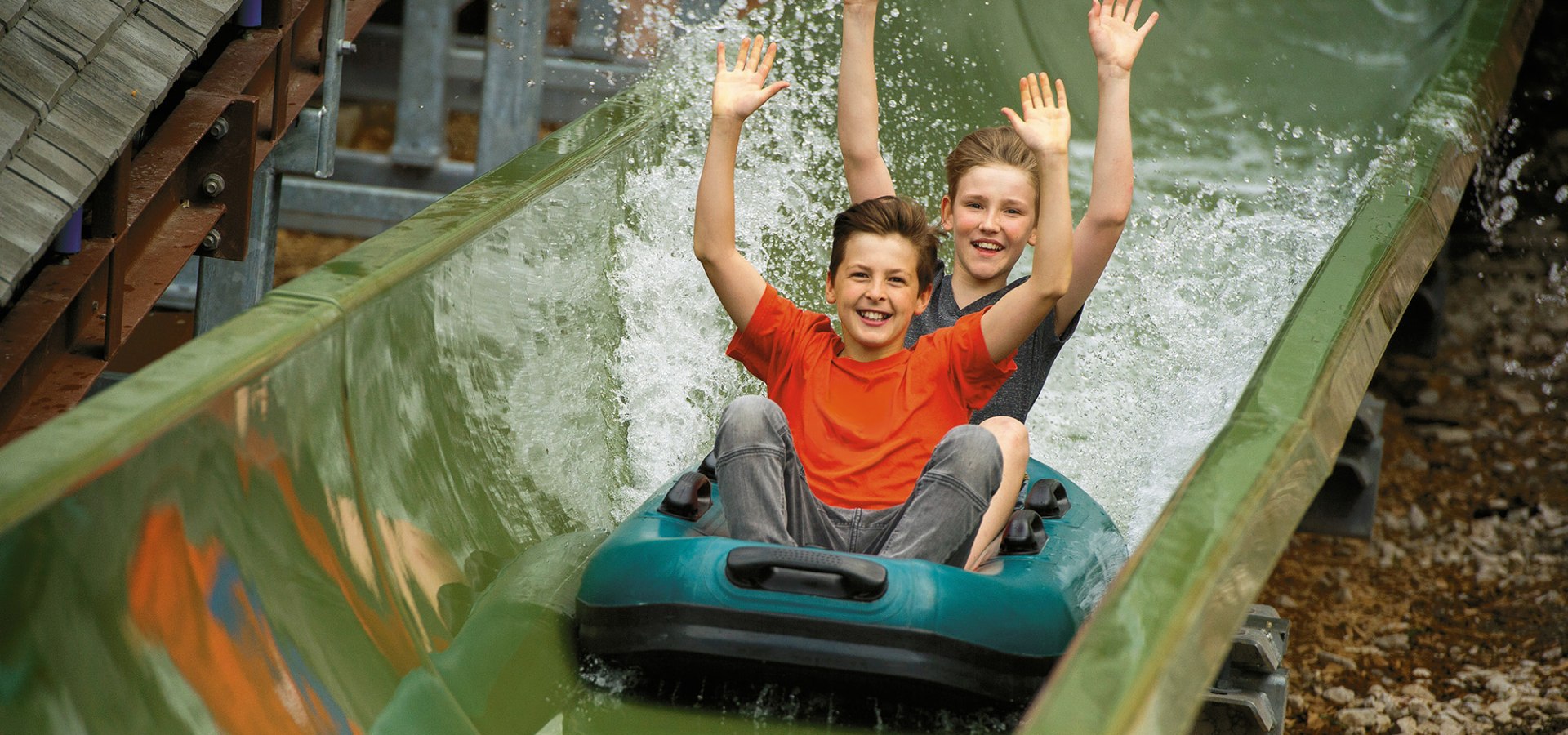 Zwei Jungs brausen mit Bootsrutschen im Freizeitpark Ruhpolding., © Freizeitpark Ruhpolding