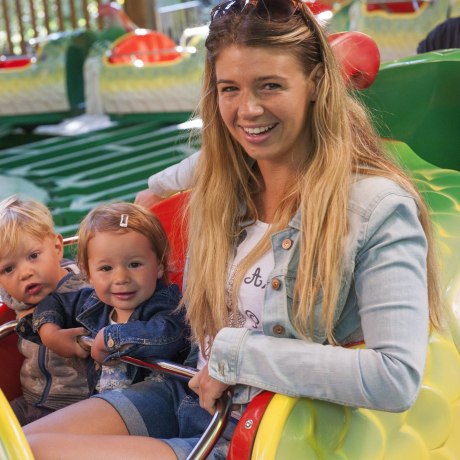 Kinder fliegen mit dem Drachen durch den Freizeitpark Ruhpolding., © Freizeitpark Ruhpolding