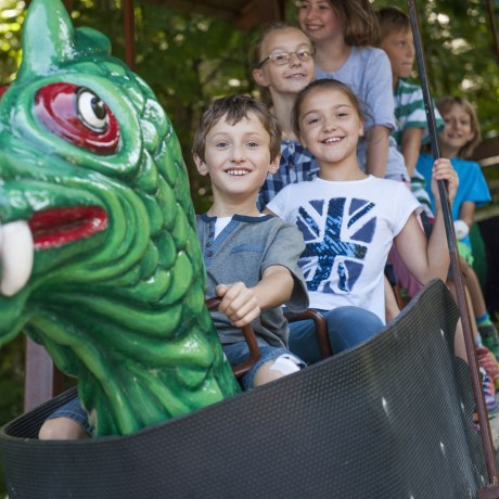 Gemeinsam mit Freunden auf der Drachenschaukel schwingen im Freizeitpark Ruhpolding.