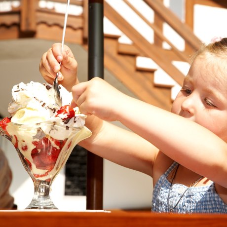 Kinder lieben Eis. Im Märchenpark Ruhpolding könnt ihr im Biergarten ein leckeres Eis schlecken., © Freizeitpark Ruhpolding