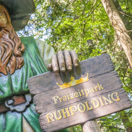 Der Parkwächter Rübezahl begrüßt Kinder und Erwachsene am Eingang in den Freizeitpark Ruhpolding., © Freizeitpark Ruhpolding