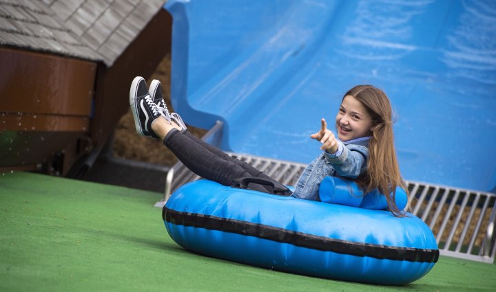 Im Erlebnispark Ruhpolding warten zwei Bootsrutschen auf die Kinder., © Freizeitpark Ruhpolding