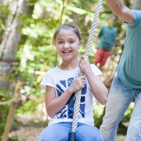 Im Nieder-Seilgarten im Erlebnispark Ruhpolding können Kinder mit dem Flying Fox fliegen., © Freizeitpark Ruhpolding