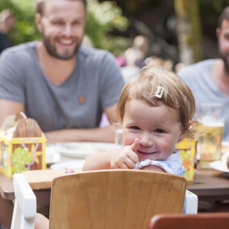 Herrlicher Biergarten mitten im Bergwald im Kinderpark Ruhpolding., © Freizeitpark Ruhpolding