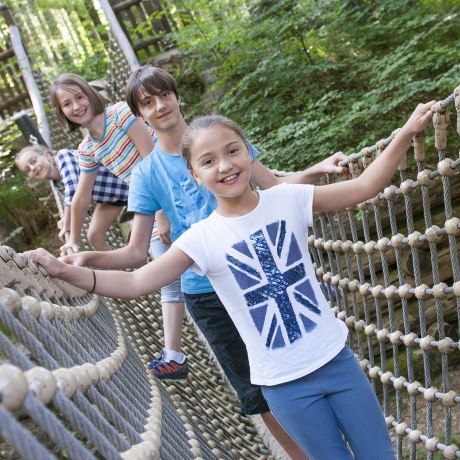 Über die Wackelbrücke auf Papas Schultern., © Freizeitpark Ruhpolding