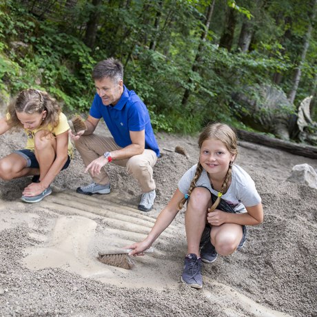 kleine Archäologen legen ein Dinosaurier-Skelett frei