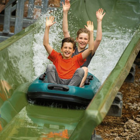 Mit den Bootsrutschen brausen Kinder und Jugendliche in die Tiefe., © Freizeitpark Ruhpolding