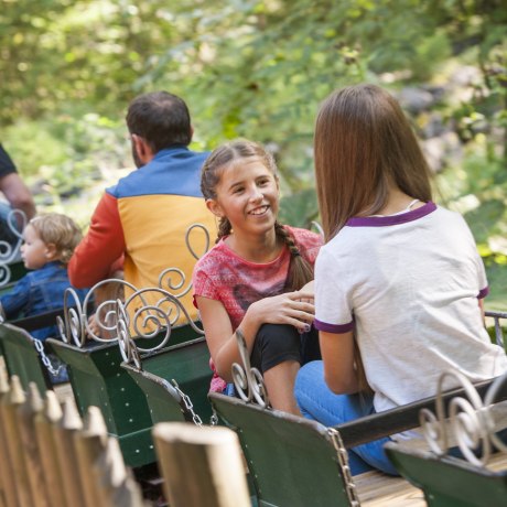 Beim Ausflug in den Märchenpark Ruhpolding können Kinder mit der bayerischen Bockerlbahn fahren., © Freizeitpark Ruhpolding