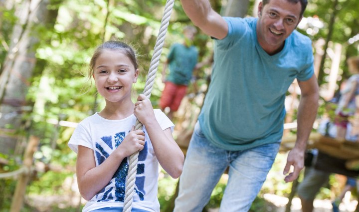 Im Nieder-Seilgarten im Erlebnispark Ruhpolding können Kinder mit dem Flying Fox fliegen., © Freizeitpark Ruhpolding