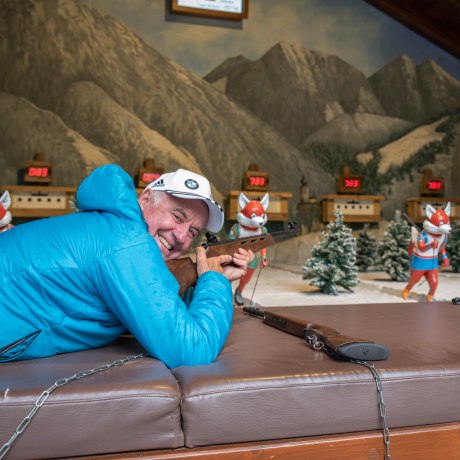 Legende Fritz Fischer testet im Freizeitpark Ruhpolding das Biathlonspiel.