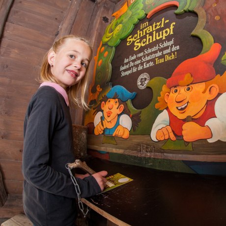 Im Märchenpark Ruhpolding schlüpfen Kinder durch den Geheimgang und werden für ihren Mut mit einem Orden belohnt., © Freizeitpark Ruhpolding