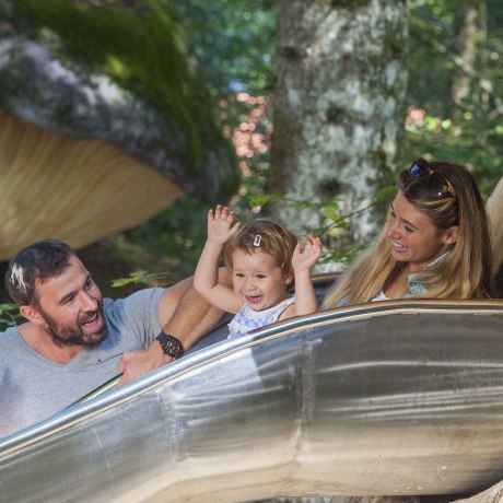 Schon kleine Kinder haben Spaß an den fantasievollen Rutschen im Märchenpark Ruhpolding., © Freizeitpark Ruhpolding