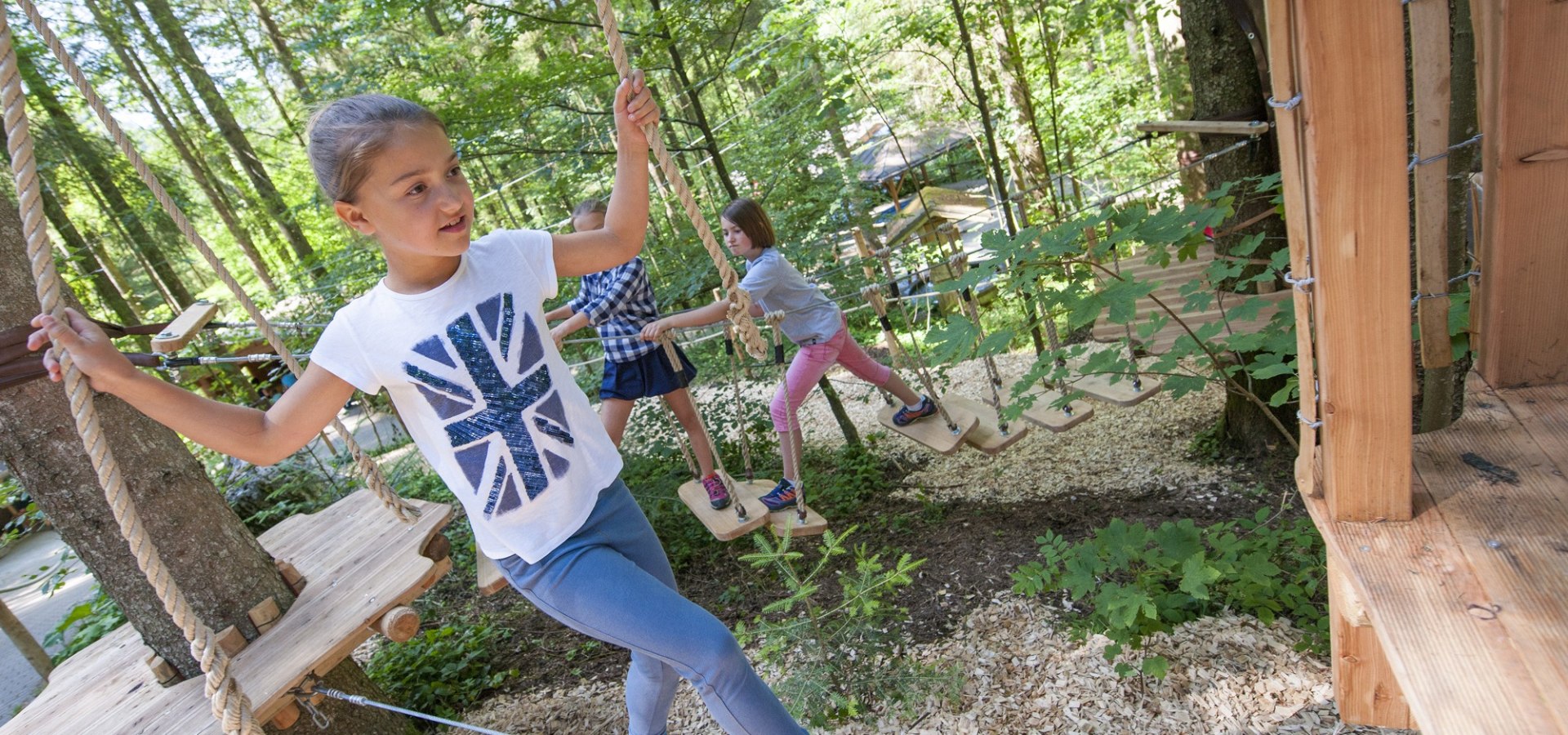 Im Freizeitpark Ruhpolding können Kinder über wackelige Holzkonstruktionen hüpfen., © Freizeitpark Ruhpolding