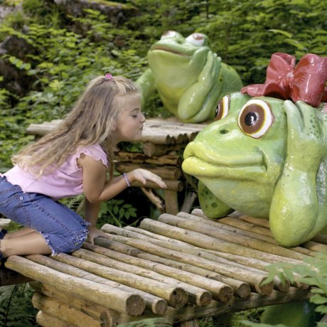 Wer küsst den Frosch in der Märchenwelt Ruhpolding., © Freizeitpark Ruhpolding