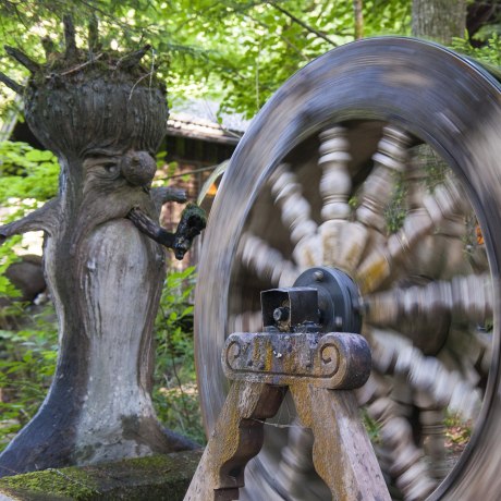 Verzauberte Frösche und zauberhafte Brunnen finden Kinder im Märchenpark Ruhpolding., © Freizeitpark Ruhpolding