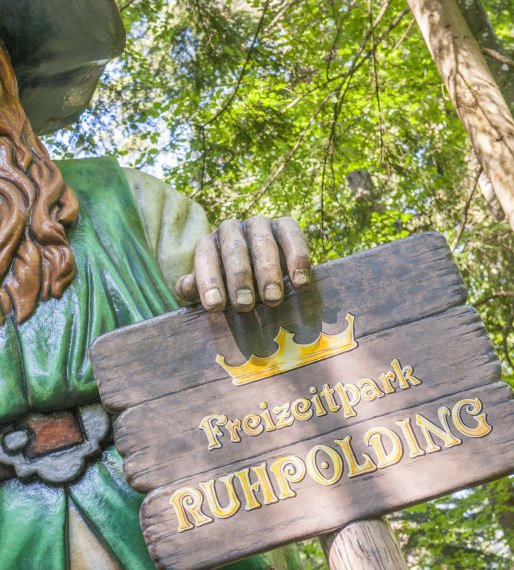 Der Parkwächter Rübezahl begrüßt Kinder und Erwachsene am Eingang in den Freizeitpark Ruhpolding., © Freizeitpark Ruhpolding