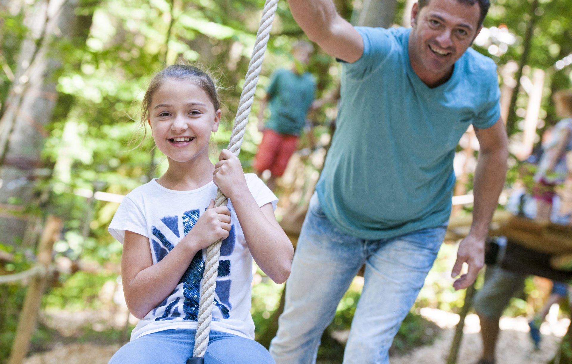 Im Nieder-Seilgarten im Erlebnispark Ruhpolding können Kinder mit dem Flying Fox fliegen., © Freizeitpark Ruhpolding