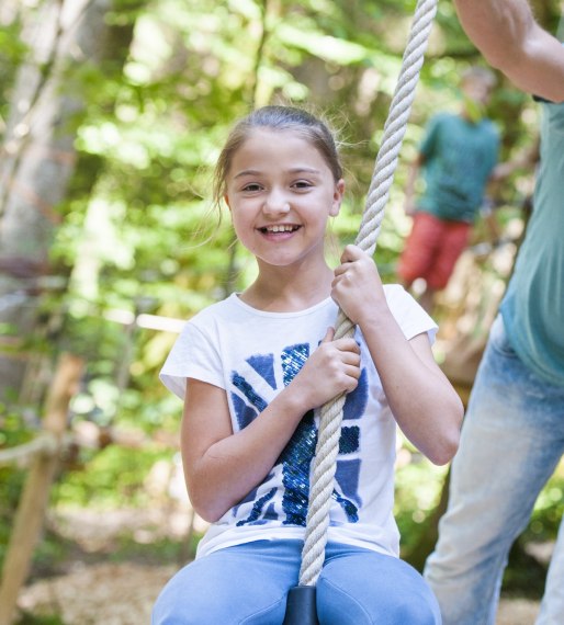 Im Nieder-Seilgarten im Erlebnispark Ruhpolding können Kinder mit dem Flying Fox fliegen., © Freizeitpark Ruhpolding