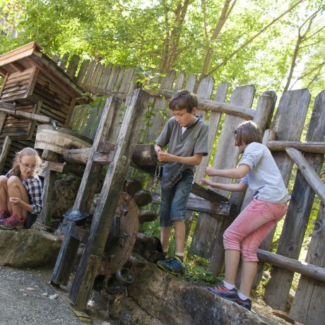 Kinder finden im Freizeitpark Ruhpolding zauberhafte Edelsteine, die im Bachlauf im Chiemgau gewaschen werden., © Freizeitpark Ruhpolding