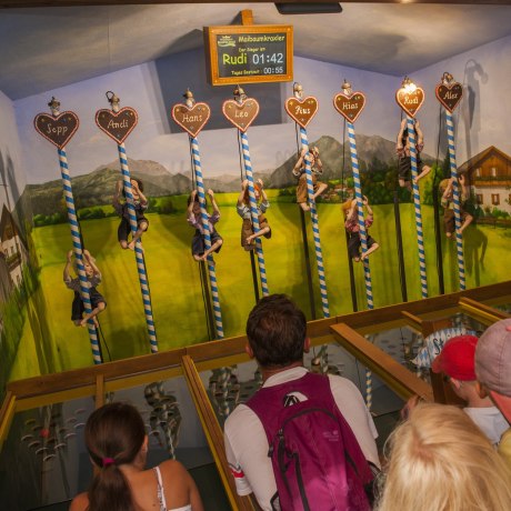 Der Maibaum-Kraxler ist eines der beliebtesten Spiele im Freizeitpark Ruhpolding., © Freizeitpark Ruhpolding