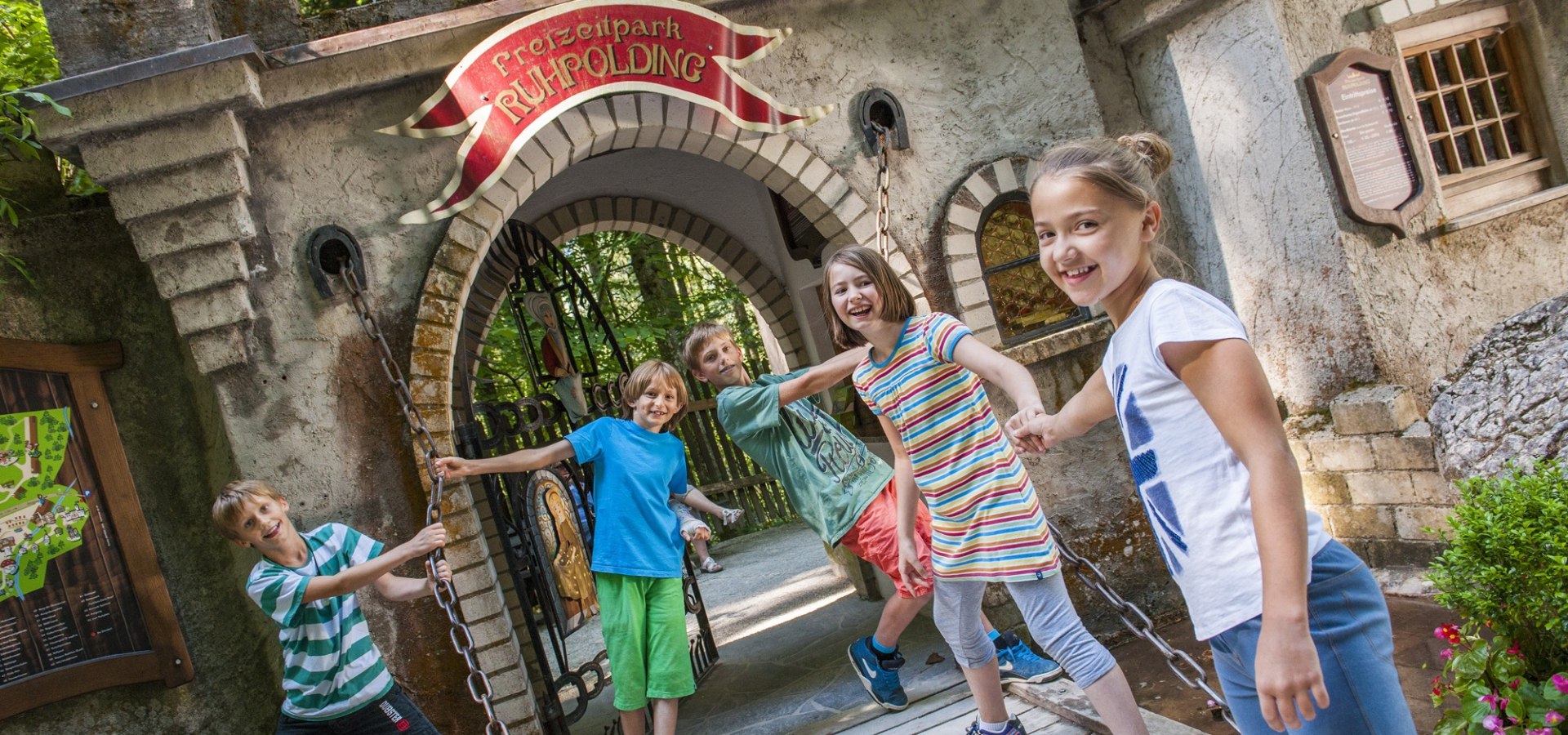 Burgtor mit Kindern, © Freizeitpark Ruhpolding