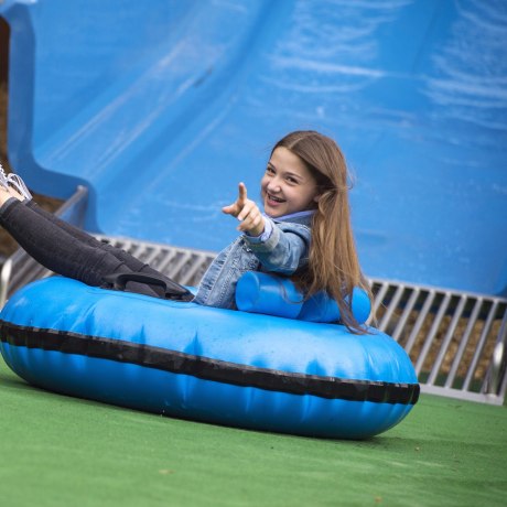 Im Erlebnispark Ruhpolding warten zwei Bootsrutschen auf die Kinder., © Freizeitpark Ruhpolding