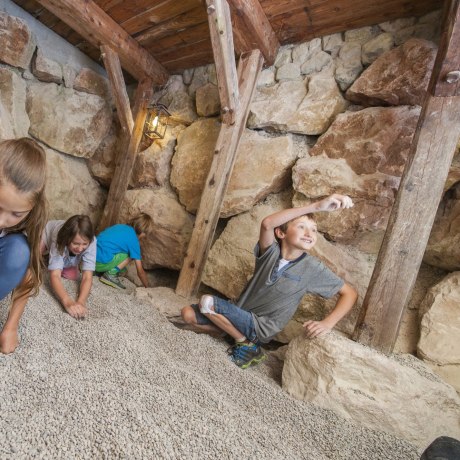 Rund um das Kristallbergwerk im Märchenpark Ruhpolding finden Kinder viele Edelsteine., © Freizeitpark Ruhpolding