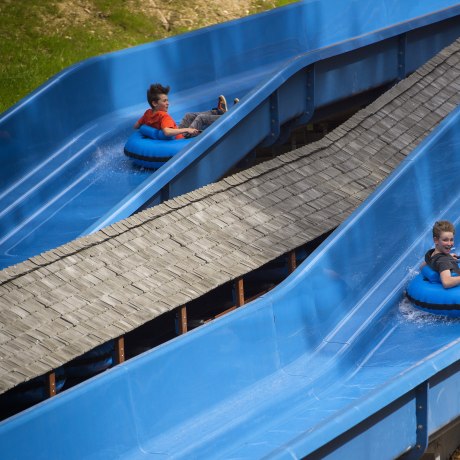 Mit den Bootsrutschen durch den Kinderpark Ruhpolding brausen., © Freizeitpark Ruhpolding