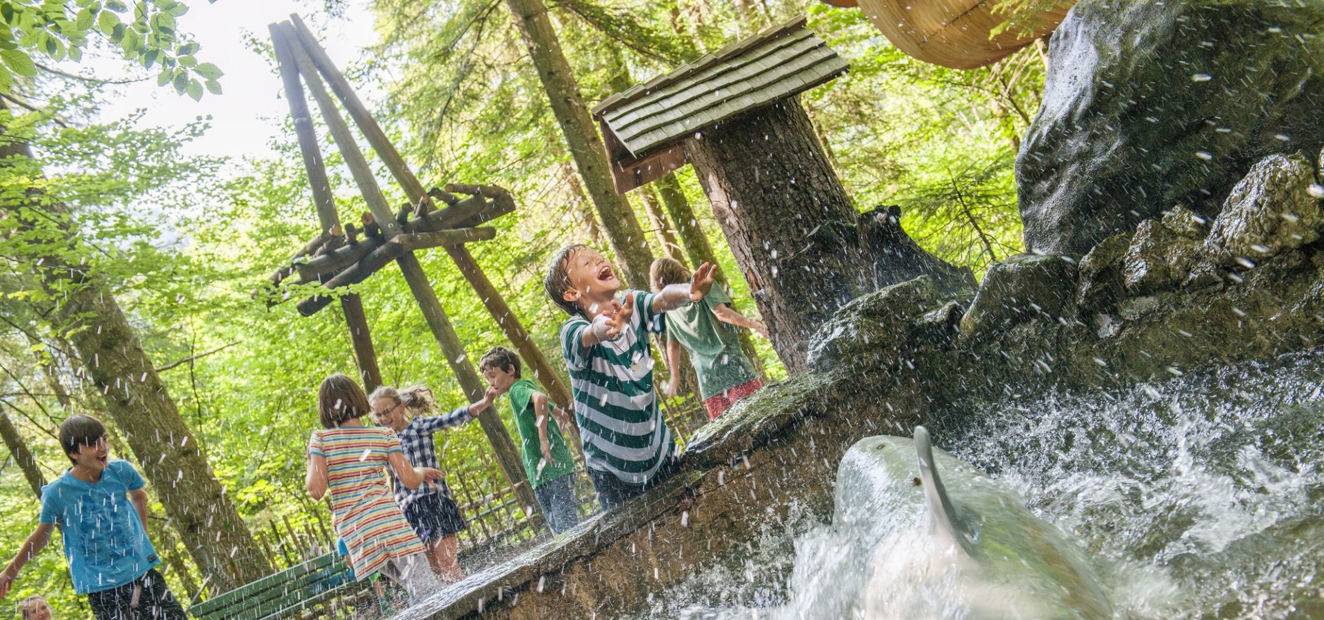 Der lustige Delfin springt durch den Märchenpark Ruhpolding und erfrischt Kinder und Erwachsene an heißen Tagen., © Freizeitpark Ruhpolding