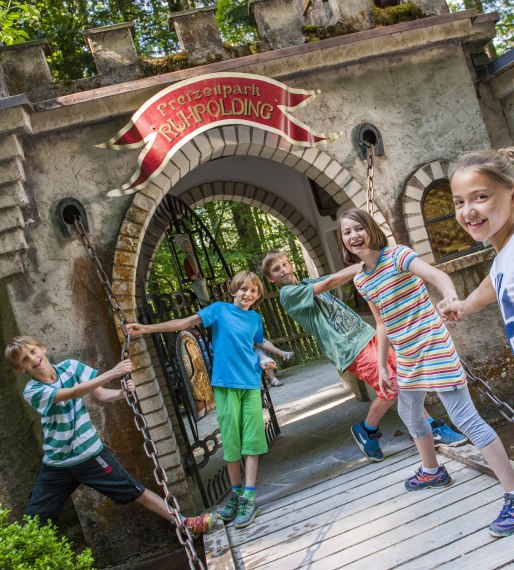 Burgtor mit Kindern, © Freizeitpark Ruhpolding