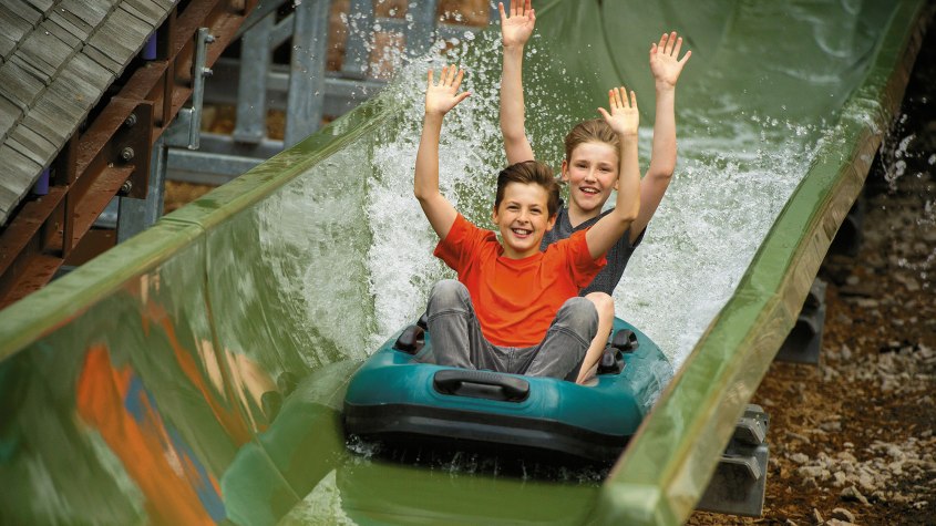 Zwei Jungs brausen mit Bootsrutschen im Freizeitpark Ruhpolding., © Freizeitpark Ruhpolding