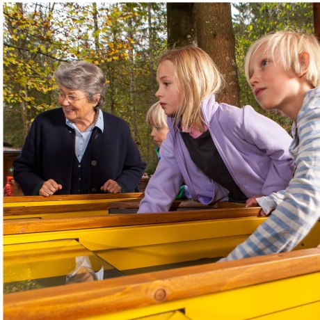 Eine gute Wurftechnik ist wichtig beim Maibaum-Kraxler im Märchenpark Ruhpolding., © Freizeitpark Ruhpolding