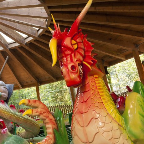 Vorwärts und rückwärts braust der Drachen durch den Erlebnispark Ruhpolding., © Freizeitpark Ruhpolding