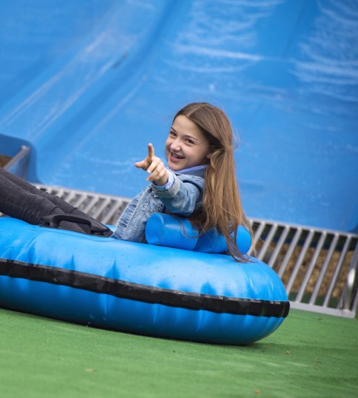 Im Erlebnispark Ruhpolding warten zwei Bootsrutschen auf die Kinder., © Freizeitpark Ruhpolding