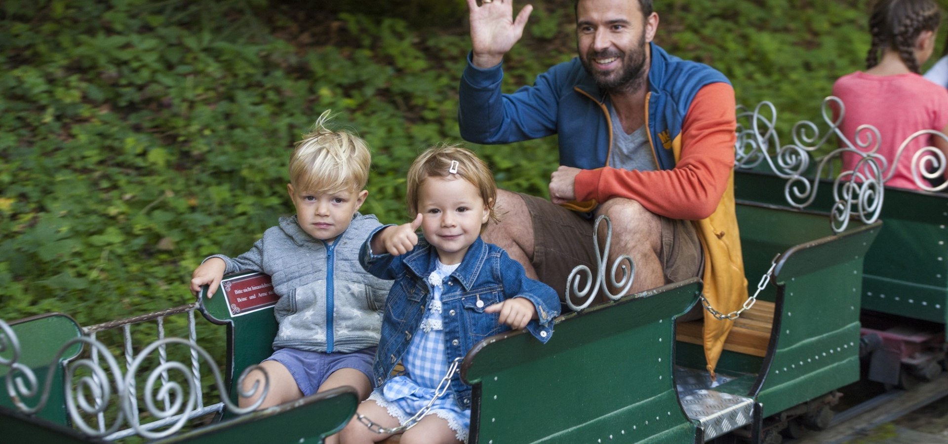 Ein Riesenspaß für ganz kleine Kinder beim Ausflug in den Märchenpark Ruhpolding: die bayerische Bockerlbahn., © Freizeitpark Ruhpolding